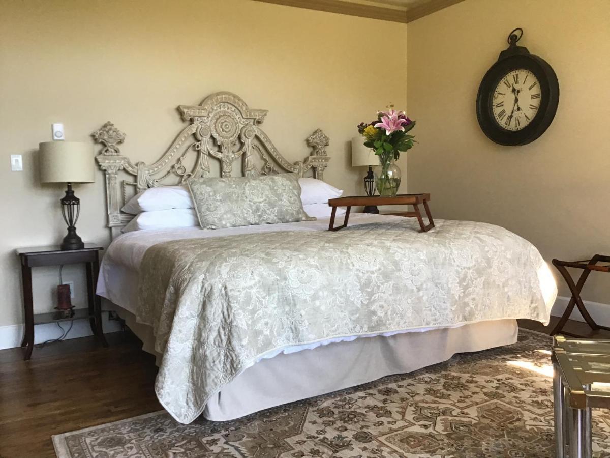 Отель Woodstone Manor Inc. Sturdies Bay Экстерьер фото