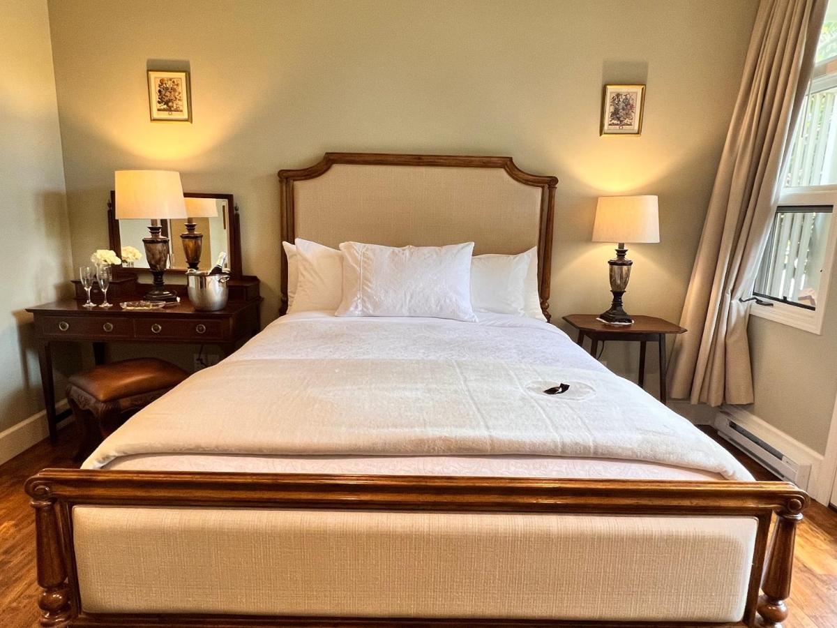 Отель Woodstone Manor Inc. Sturdies Bay Экстерьер фото