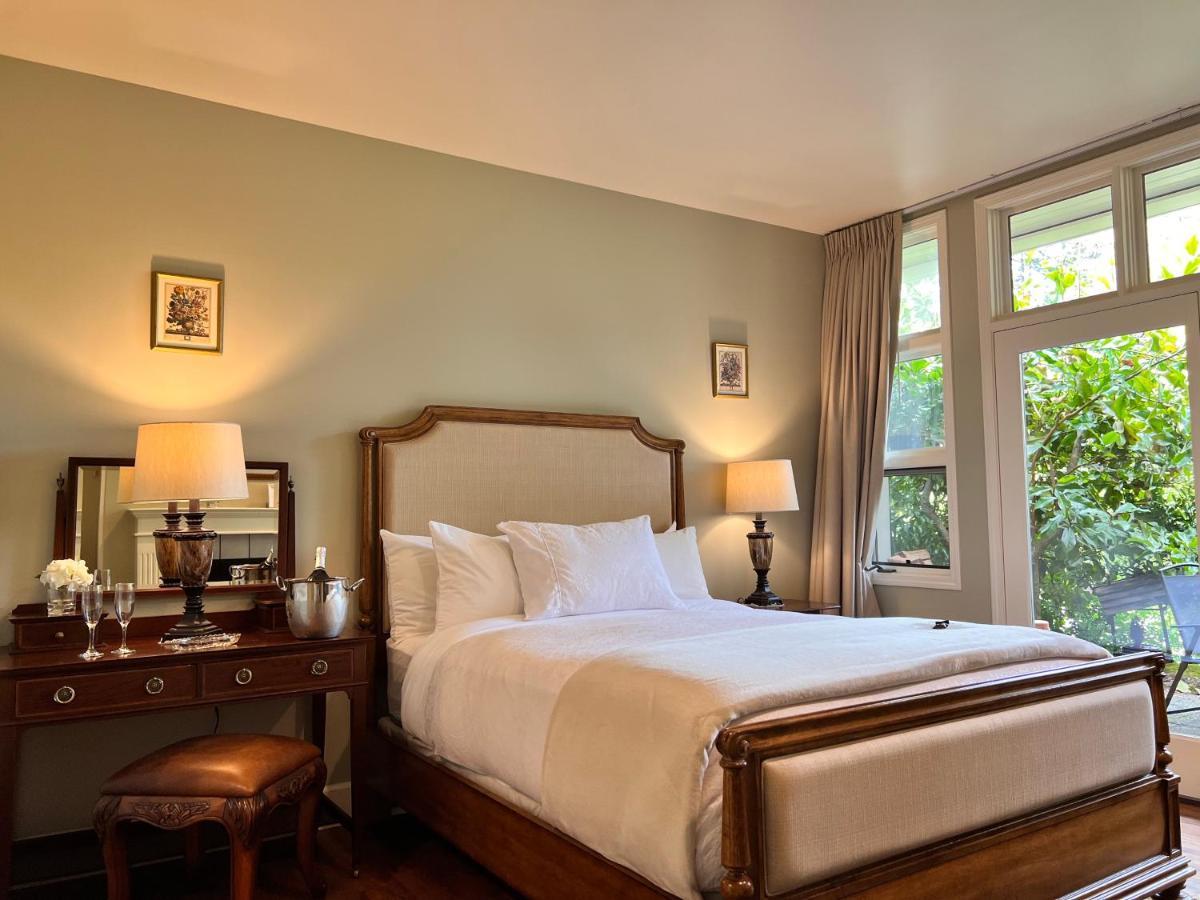 Отель Woodstone Manor Inc. Sturdies Bay Экстерьер фото
