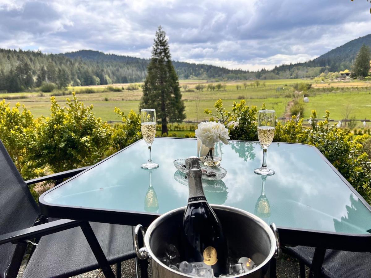 Отель Woodstone Manor Inc. Sturdies Bay Экстерьер фото