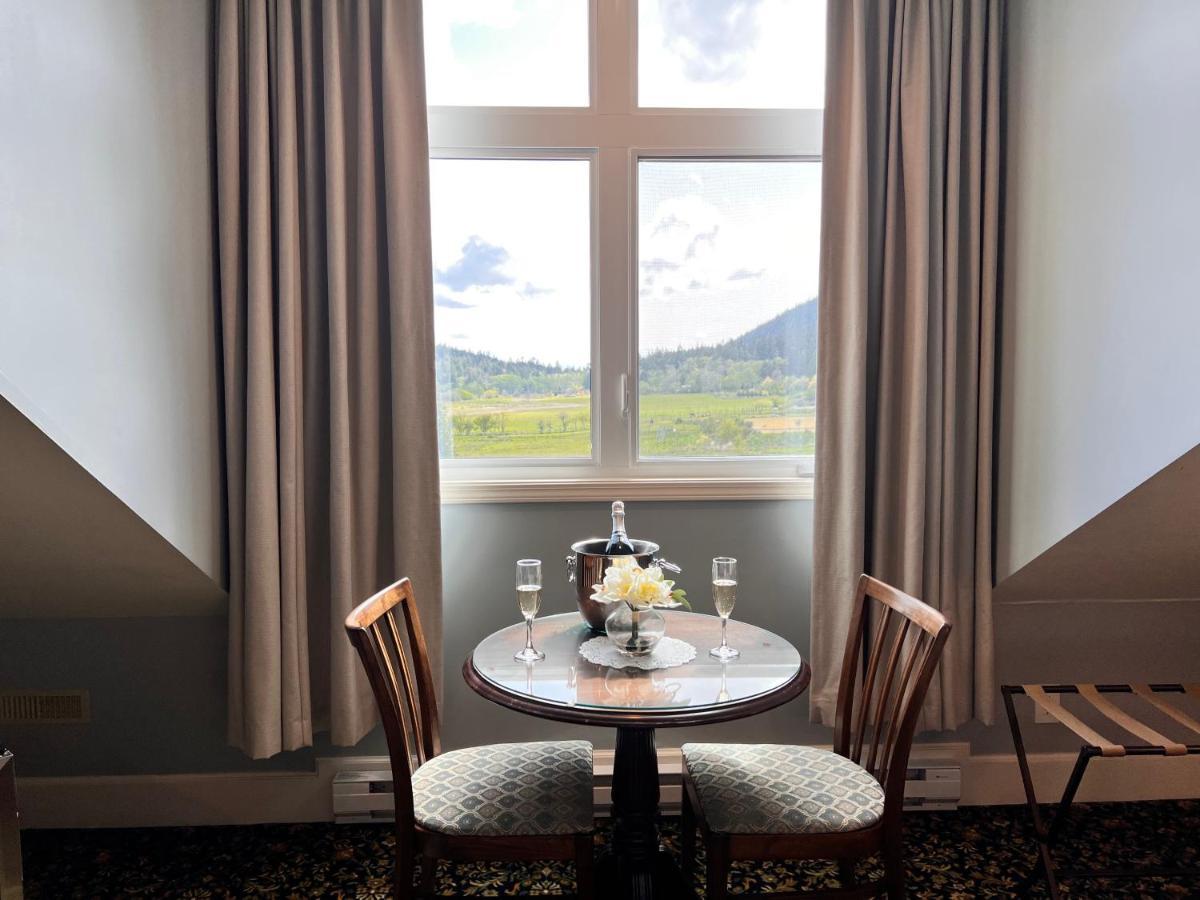 Отель Woodstone Manor Inc. Sturdies Bay Экстерьер фото