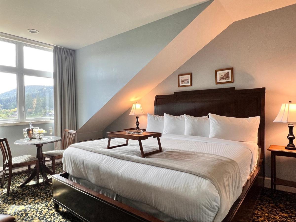 Отель Woodstone Manor Inc. Sturdies Bay Экстерьер фото