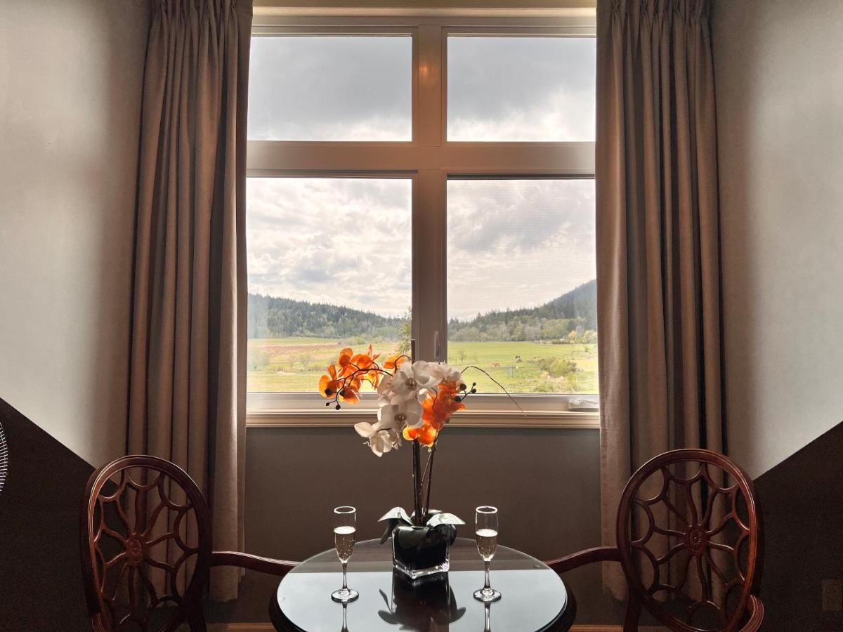 Отель Woodstone Manor Inc. Sturdies Bay Экстерьер фото