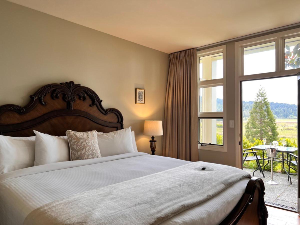 Отель Woodstone Manor Inc. Sturdies Bay Экстерьер фото