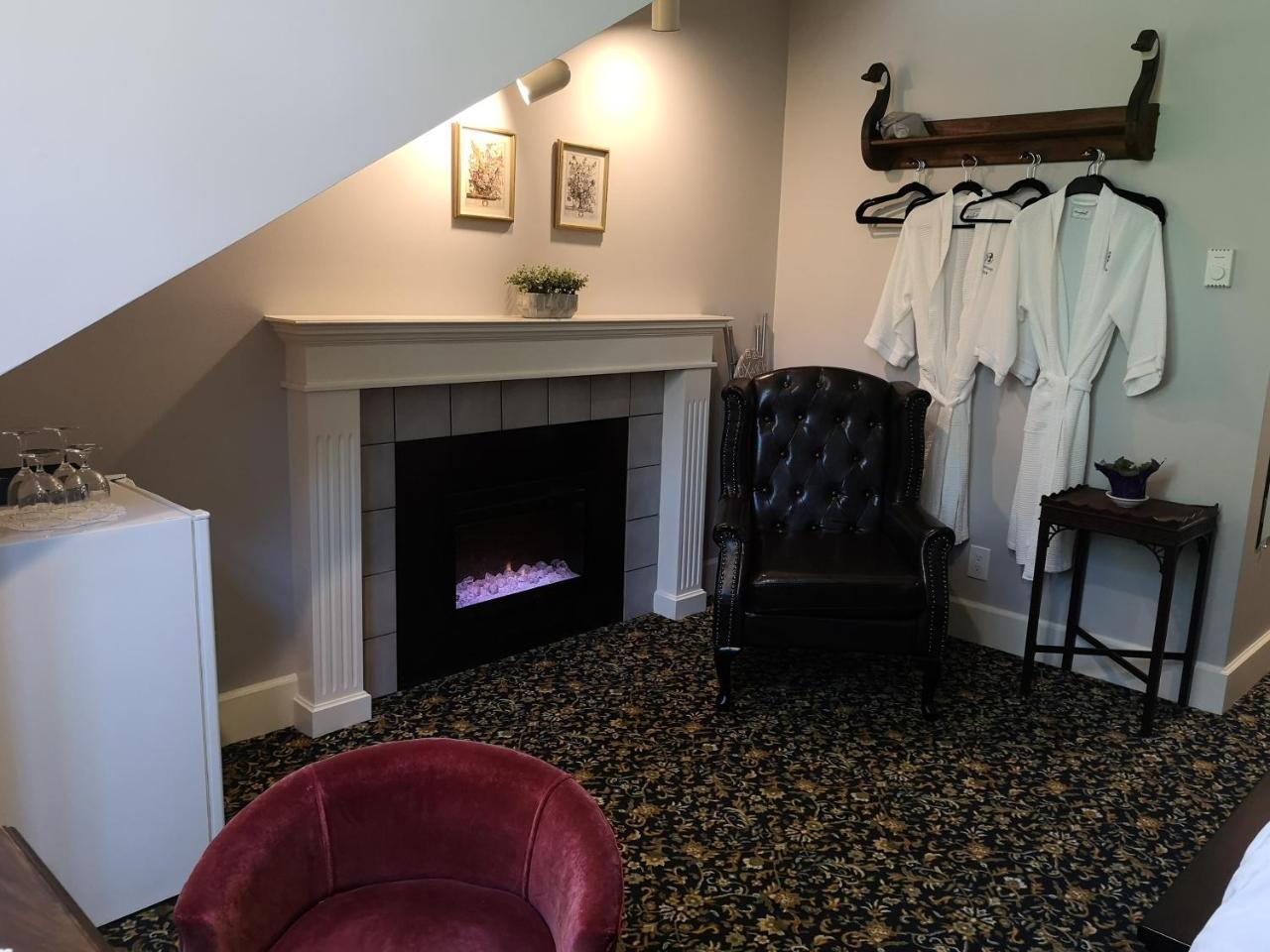 Отель Woodstone Manor Inc. Sturdies Bay Экстерьер фото