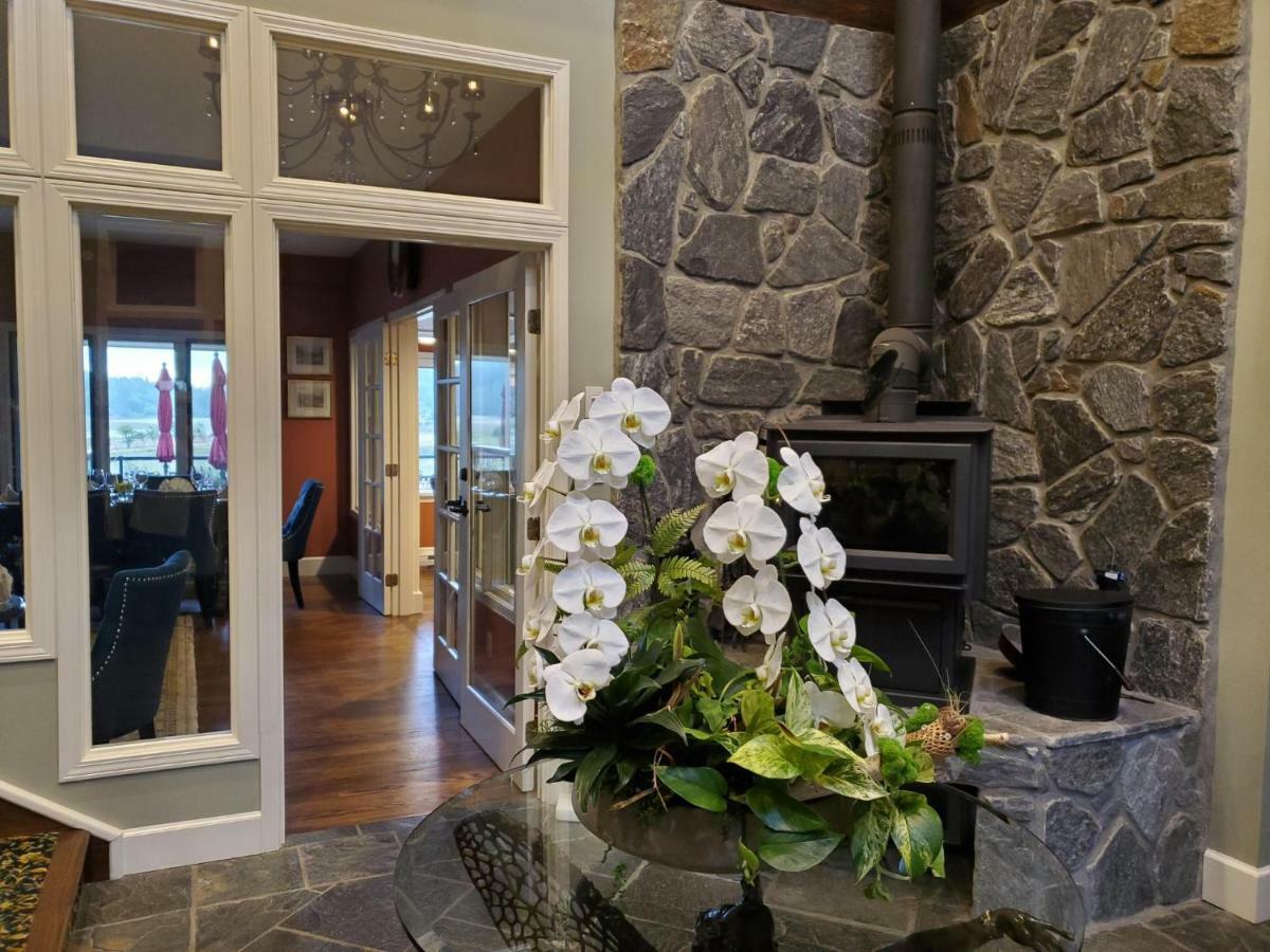 Отель Woodstone Manor Inc. Sturdies Bay Экстерьер фото