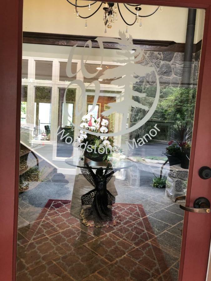 Отель Woodstone Manor Inc. Sturdies Bay Экстерьер фото