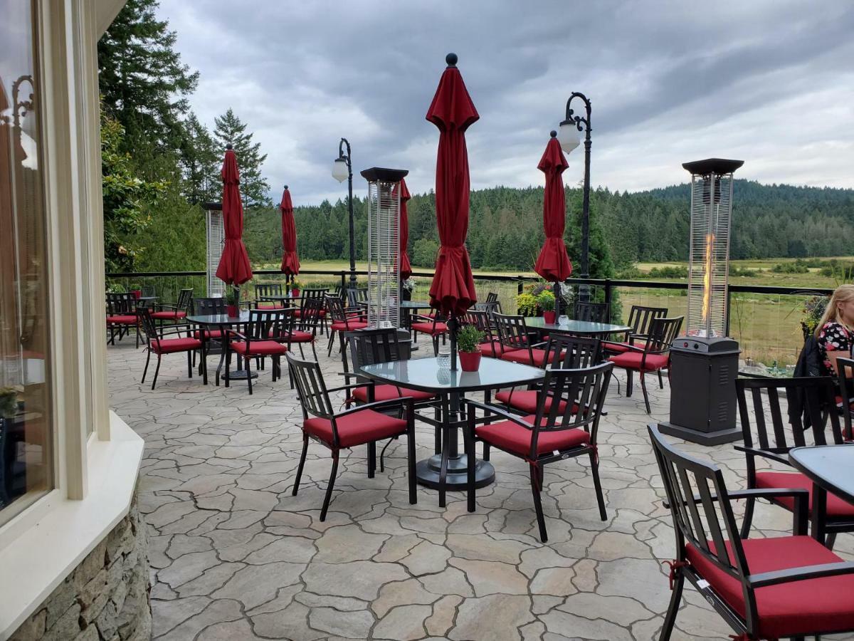 Отель Woodstone Manor Inc. Sturdies Bay Экстерьер фото