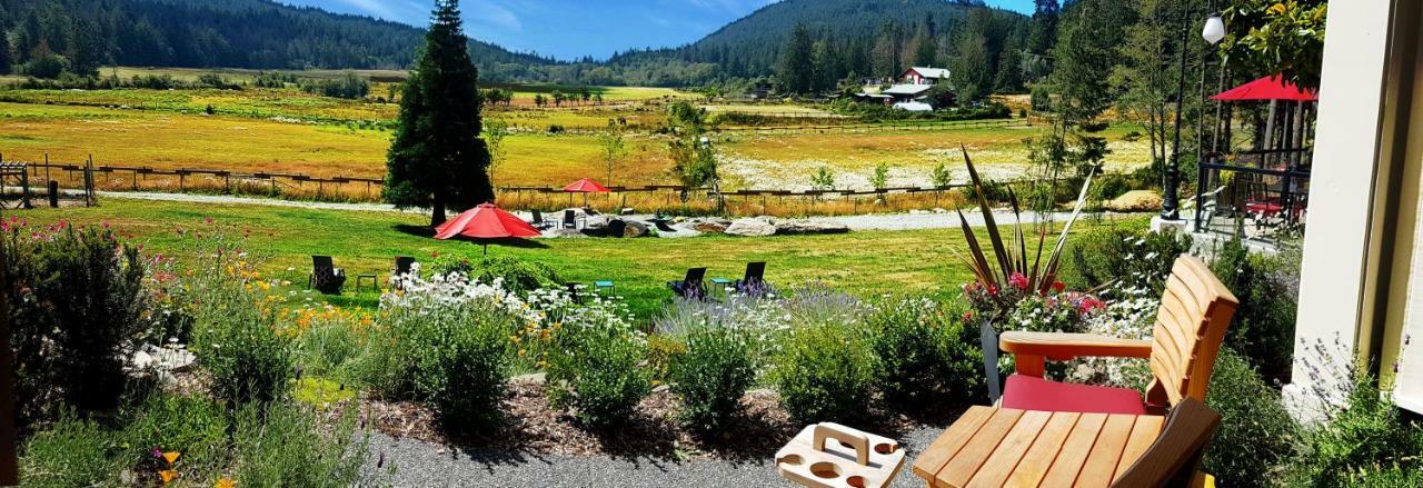 Отель Woodstone Manor Inc. Sturdies Bay Экстерьер фото