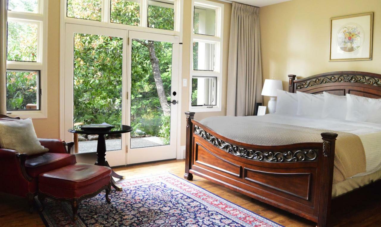 Отель Woodstone Manor Inc. Sturdies Bay Экстерьер фото